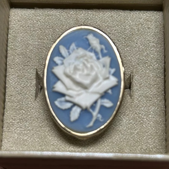 Fashion Ring For Women Blue With Prominant Flower Design New With Box 2014 - Picture 2 of 5